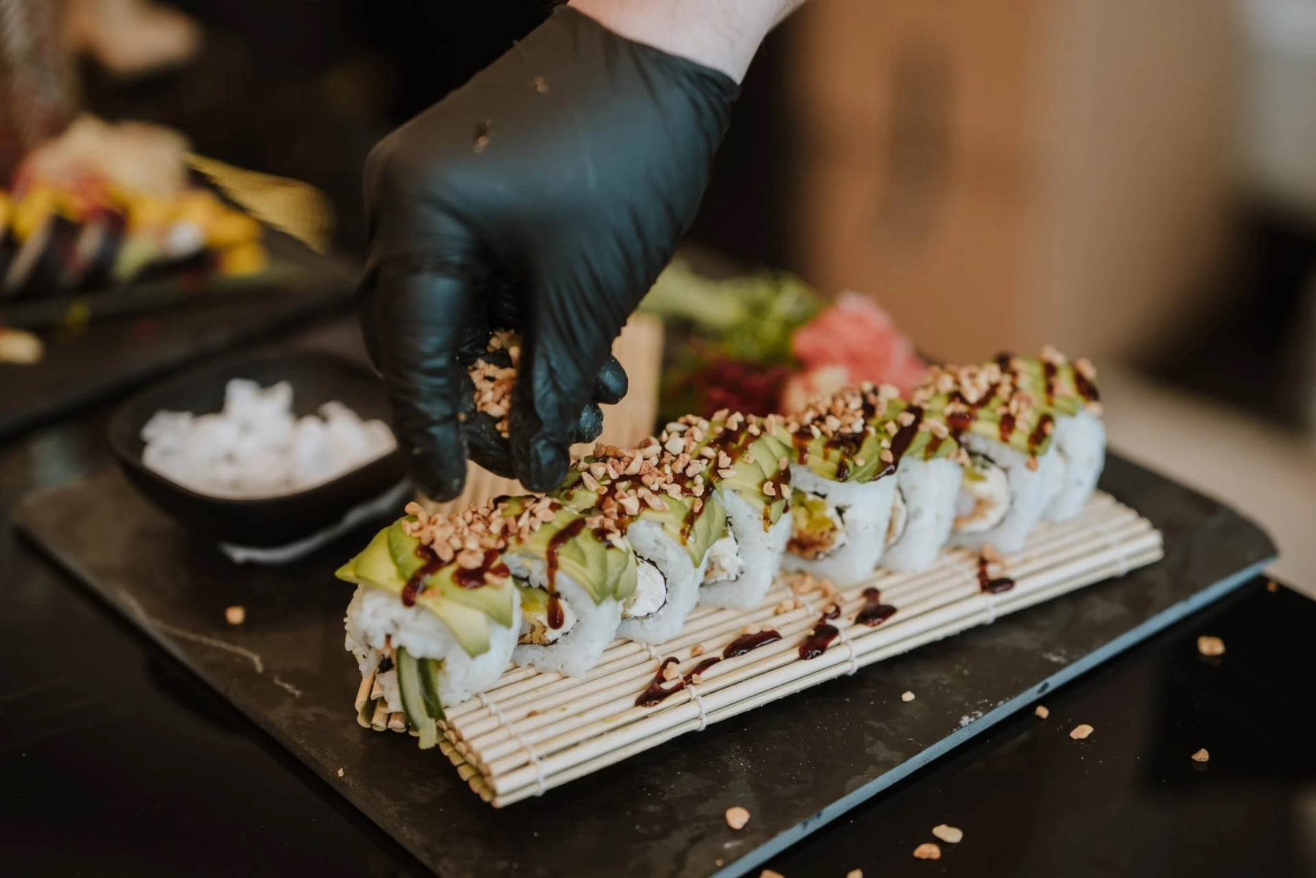 Sushi przygotowywane na bieżąco przed gośćmi